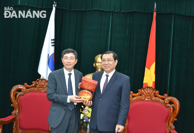 Chủ tịch UBND thành phố Huỳnh Đức Thơ (phải) tiếp Đại sứ Hàn Quốc tại Việt Nam Lee Hyuk.  Ảnh: VIỆT DŨNG