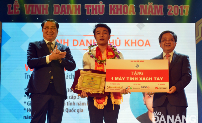 Chủ tịch UBND thành phố Huỳnh Đức Thơ (bìa trái) và lãnh đạo Đại học Đà Nẵng khen thưởng thủ khoa.   Ảnh: PHƯƠNG TRÀ