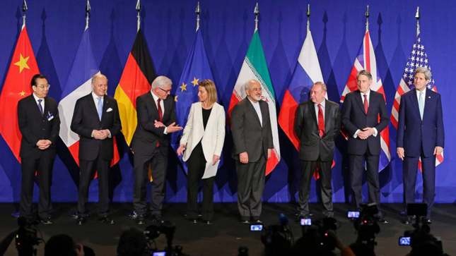 Các quan chức Iran và nhóm cường quốc P5+1 tại buổi đàm phán thành công thỏa thuận hạt nhân lịch sử năm 2015. 					           Ảnh: The Globe Post  