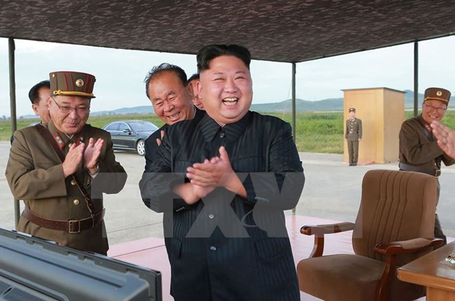 Nhà lãnh đạo Kim Jong-Un (phải) kiểm tra vụ phóng tên lửa Hwasong-12 ngày 16/9. (Nguồn: AFP/TTXVN)