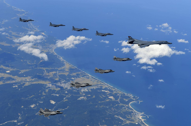 Các máy bay của Mỹ và Hàn Quốc tập trận trên bán đảo Triều Tiên. 			               Ảnh: AP