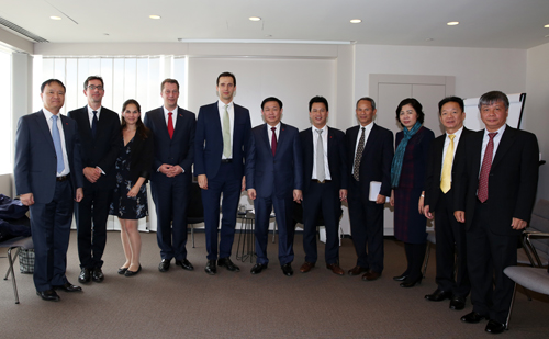 Phó Thủ tướng Vương Đình Huệ tiếp lãnh đạo công ty Pharma Group và Hiệp hội dược phẩm châu Âu EFPIA. Ảnh: VGP/Thành Chung