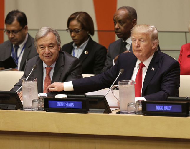 Tổng thống Mỹ Donald Trump (bìa phải) bày tỏ sự ủng hộ những nỗ lực cải tổ Liên Hợp Quốc của Tổng Thư ký Antonio Guterres (trái, hàng trước).                                                Ảnh: AP
