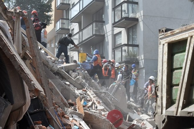 Một ngôi nhà bị sập do động đất. (Nguồn: AFP/TTXVN)