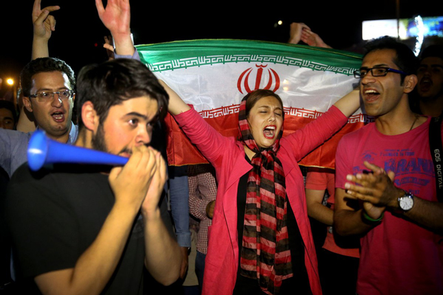 Người dân Iran vui mừng khi Tehran và nhóm cường quốc P5+1 đạt được thỏa thuận hạt nhân lịch sử năm 2015. 	 Ảnh: AP