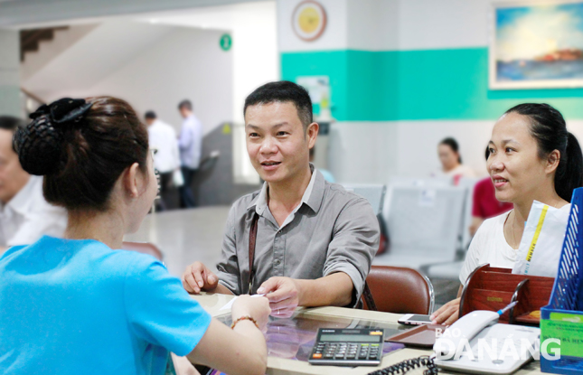 Bệnh nhân đến đăng ký khám, chữa bệnh BHYT tại Bệnh viện Gia Đình Đà Nẵng. Ảnh: V.T.L