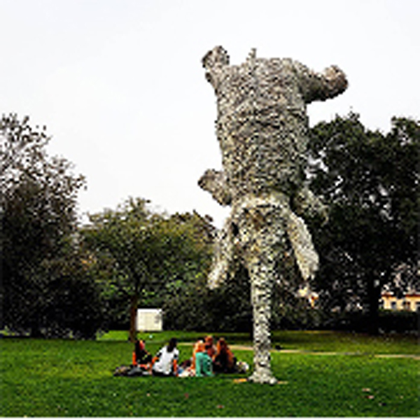 Tượng “Voi khổng lồ” của Miquel Barceló ở Công viên Greend Park, London.
