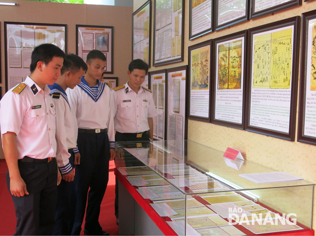 Cán bộ, chiến sĩ tham quan tư liệu về Hoàng Sa, Trường Sa trên các bản đồ cổ của Việt Nam. Ảnh: NGỌC HÀ