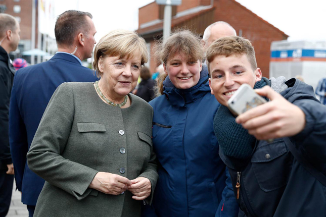 Thủ tướng Angela Merkel (bìa trái) chụp ảnh với những người ủng hộ trong chiến dịch tranh cử ở Kappeln.  Ảnh: AFP/Getty Images