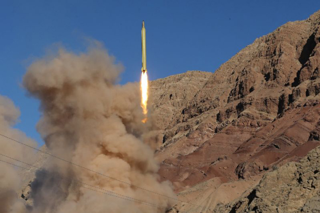 Iran thử tên lửa đạn đạo Qadr ở núi Alborz ngày 9-3-2016.     			  Ảnh: AFP