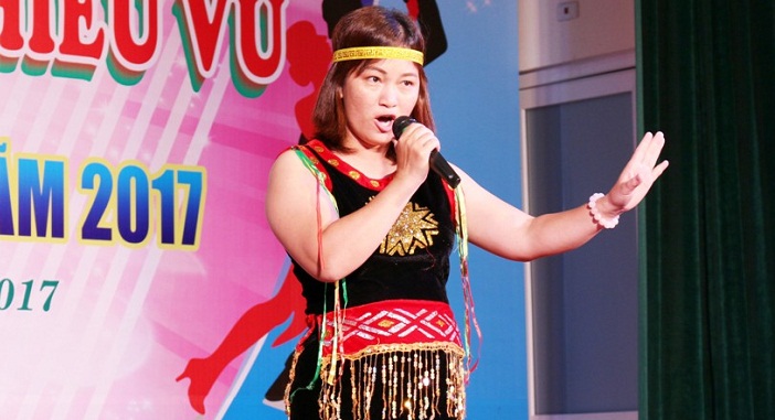 Đơn vị Báo Đà Nẵng tham gia phần thi Karaoke với tiết mục “Cô gái vót chông”.