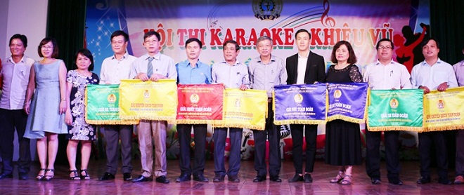 Bà Nguyễn Thị Tuyết Nhung (thứ 3, trái qua), Chủ tịch CĐ Viên chức thành phố và ông Lê Quang Á (thứ 9, trái qua), Khối trưởng Khối Đoàn thể Báo-Đài trao giải cho các đội thi.