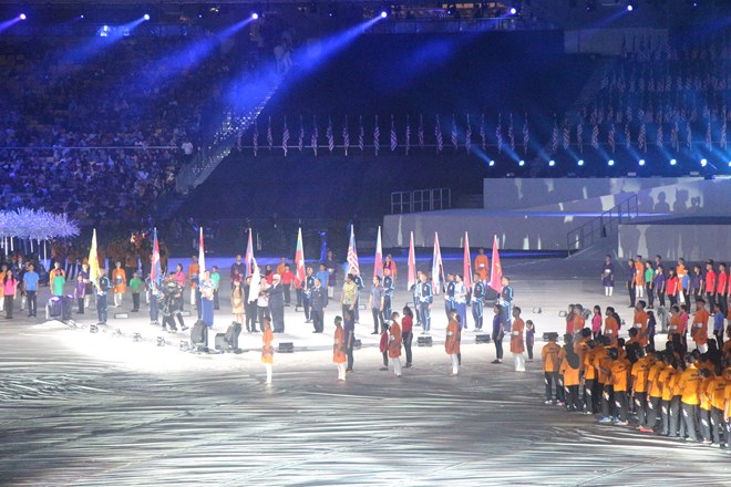 Lễ trao cờ cho Philippines, chủ nhà của SEA Games 30 và ASEAN Para Games 10. (Ảnh: Hoàng Nhương/TTXVN)
