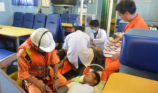  Các bác sĩ sơ cứu cho thuyền viên bị nạn
