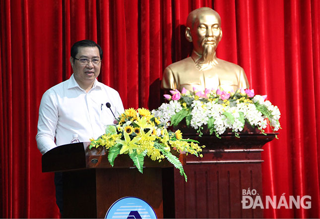 Chủ tịch UBND thành phố Huỳnh Đức Thơ phát biểu tại cuộc họp. Ảnh: VIỆT DŨNG