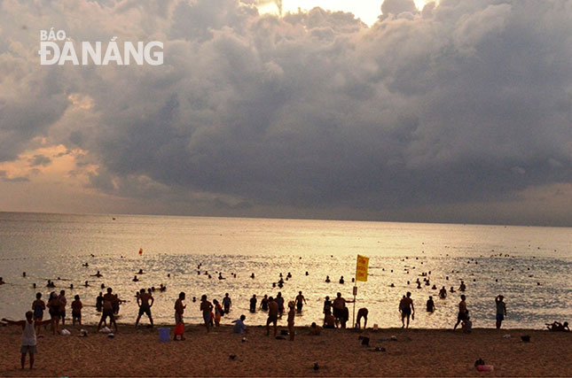 Rất đông người dân tắm biển Đà Nẵng vào sáng sớm và chiều.