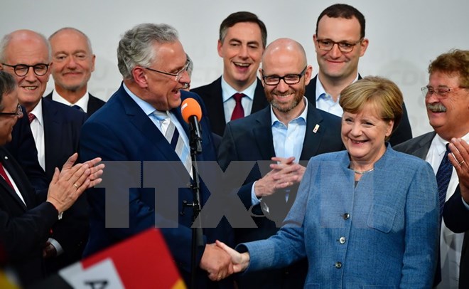Lãnh đạo CDU, đương kim Thủ tướng Đức Angela Merkel (thứ 2, phải) và thành viên cấp cao của CSU Joachim Herrmann (thứ 4, trái) tại một buổi lễ sau bầu cử ở Berlin ngày 24/9. (Nguồn: AFP/TTXVN)