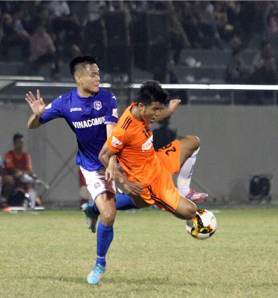 An action shot from last Friday’s match between SHB DN and Quang Ninh