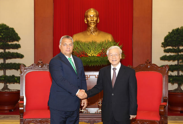 Tổng Bí thư Nguyễn Phú Trọng (phải) tiếp Thủ tướng Hungary Orbán Viktor thăm chính thức Việt Nam.			Ảnh: TTXVN