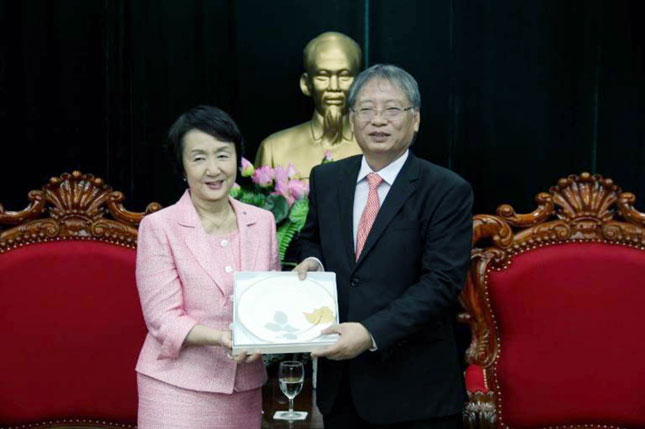 Mayor Hayashi (left) and Vice Chairman Tuan  