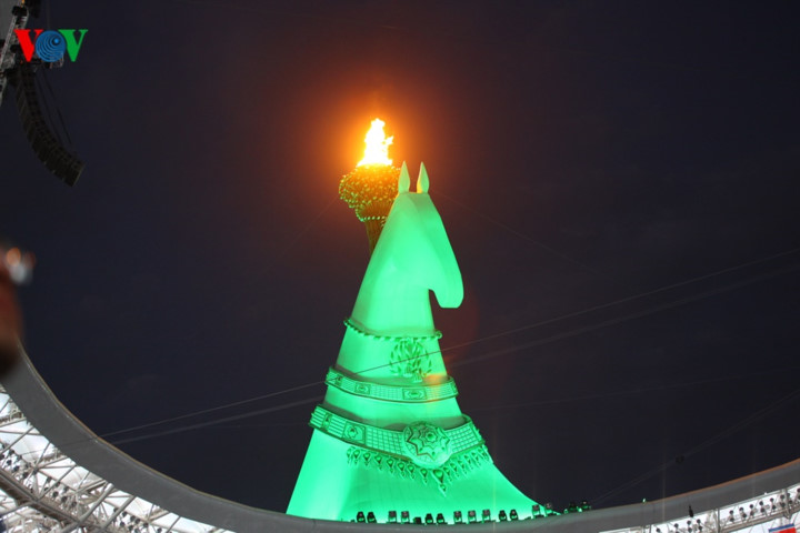 Sau 12 ngày rực cháy, ngọn đuốc trên đỉnh sân vận động Olympic đã lụi tàn.
