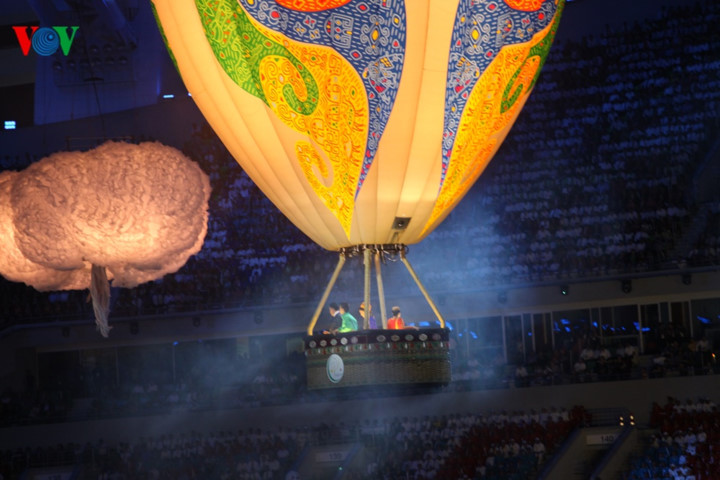 Bên cạnh các tiết mục biểu diễn, lễ bế mạc AIMAG 5 không có phần trao lại lá cờ Olympic.