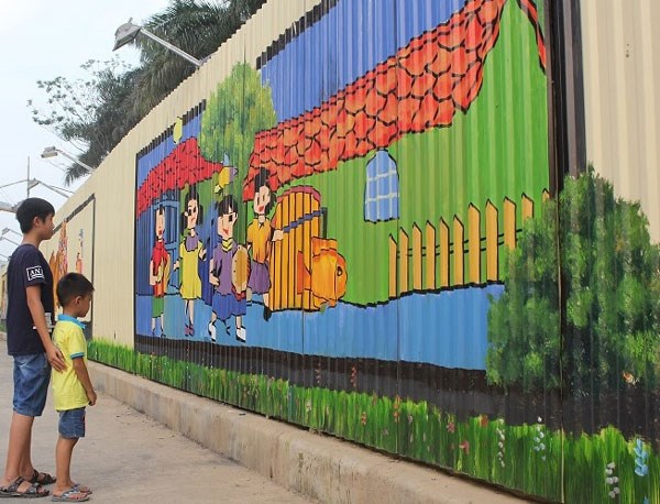 Children looks at the 3D painting located along Ho Tung Mau Street