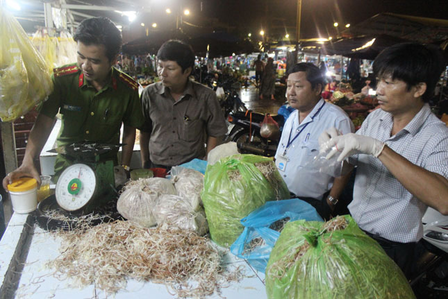 Các ngành chức năng kiểm tra an toàn vệ sinh thực phẩm tại chợ Đầu mối Hòa Cường. Ảnh: D.N