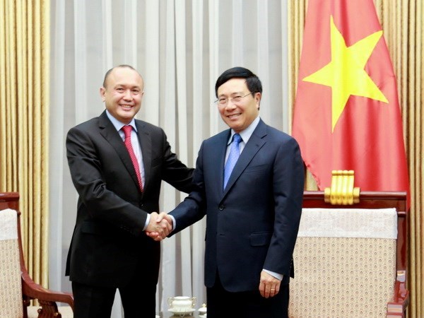 Deputy Prime Minister and Minister of Foreign Affairs Pham Binh Minh (R) and Kazakhstan Ambassador to Vietnam Beketzhan Zhumakhanove. (Photo: VNA)