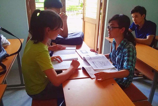 Nhờ được hỗ trợ, em Phạm Thị Ngọc Hân (bên phải) tiếp tục được đến giảng đường thực hiện ước mơ của mình. 