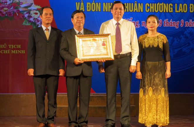 Vice Chairman Mien (2nd right) presenting the First-class Labour Medal to the Theatre representatives 
