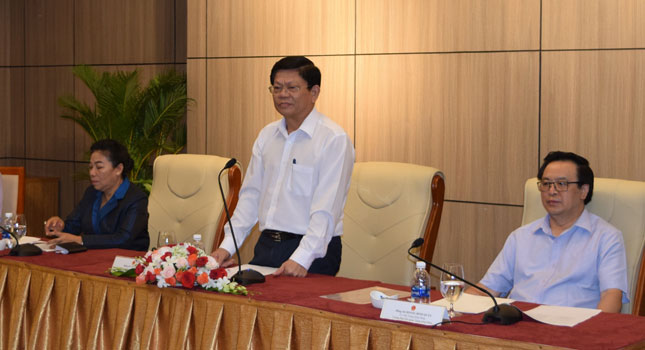 Deputy Secretary Tri (centre), along with Ms Sayachac (left) and Mr Quan (right) 