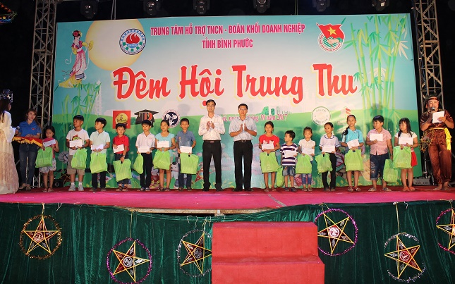 Đêm hội trăng rằm cho con em công nhân lao động tỉnh Bình Phước.