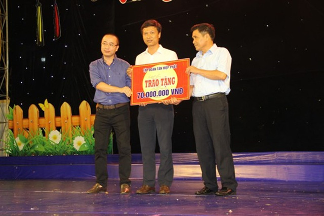 Ông Nguyễn Phan Huy Khôi - Giám đốc Đối ngoại Tập đoàn Tân Hiệp Phát trao tặng 70 triệu đồng đêm hội “Vầng trăng yêu thương” ở Hà Tĩnh.