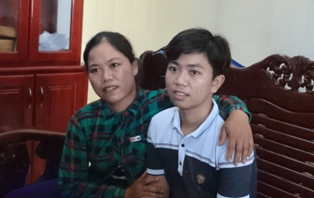 Chị Huỳnh Thị Hồng và con trai Phan Văn Tú. Ảnh: H.N
