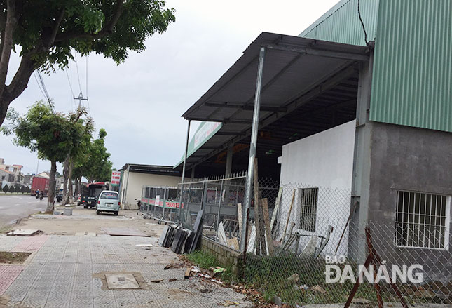 Chiều 6-10, các doanh nghiệp thuê đất quốc phòng ở vành đai phía tây Sân bay Đà Nẵng vẫn chưa tháo dỡ nhà xưởng.