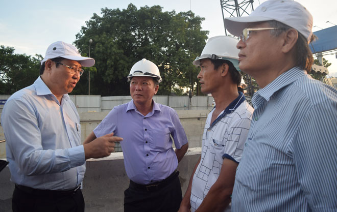 Chairman Tho (left) and Vice Chairman Tuan (right) at the construction site of the road tunnel at the intersection of Dien Bien Phu and Nguyen Tri Phuong streets