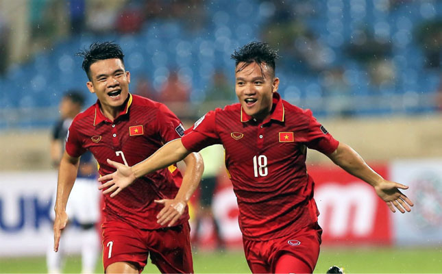 Đinh Thanh Trung (phải) đã mở màn cho chiến thắng 5-0 của đội tuyển Việt Nam trước đội tuyển Campuchia ở trận lượt về vào tối 10-10, trên sân Mỹ Đinh.                   Ảnh: NAM KHÁNH