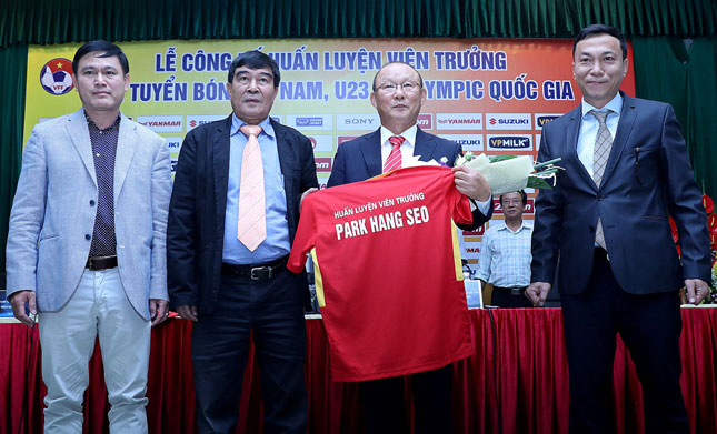 HLV Park Hang-seo (thứ ba từ trái sang) hết sức tự tin trong việc góp phần nâng chất bóng đá Việt Nam.                                                         Ảnh: MINH TÚ