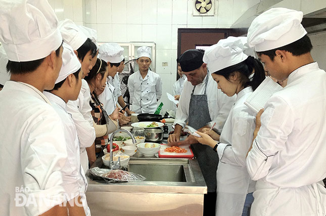 Học viên VAVC thực hành nghề bếp với thầy giáo – chuyên gia ẩm thực nước ngoài.