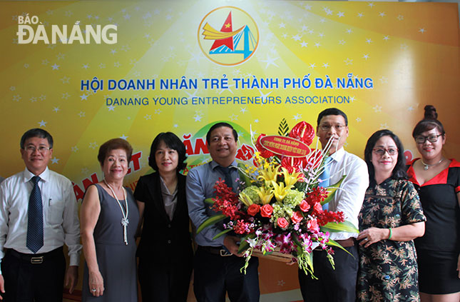 Vice Chairman Minh (3rd right) and some representatives from the municipal Young Entrepreneurs’ Association