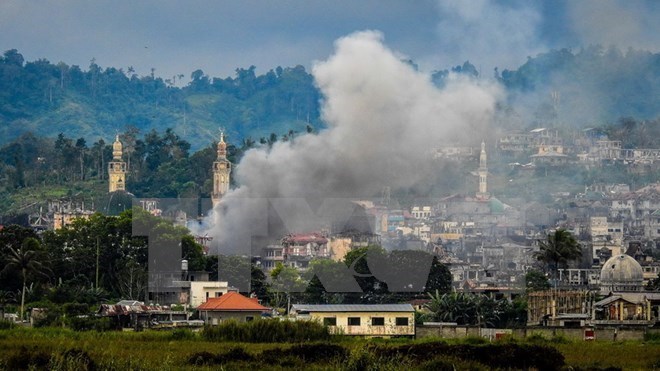 Smoke seen in a clash between the Philippine army and Islamic militants in Marawi on 16 September (Photo: AFP/VNA)