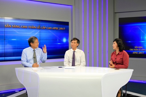  Deputy Head Thanh (middle), Vice Chairman Tuan (left) at the online seminar