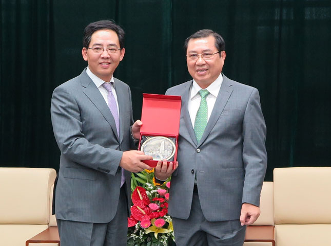 Chinese Ambassador Hong (left) and Chairman Tho