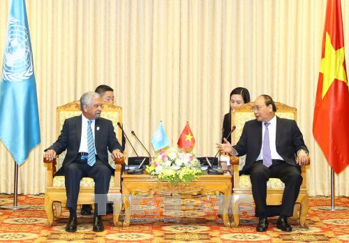 Thủ tướng Nguyễn Xuân Phúc với ông Kamal Malhotra, Điều phối viên thường trú của LHQ tại Việt Nam. Ảnh: Thống Nhất/TTXVN