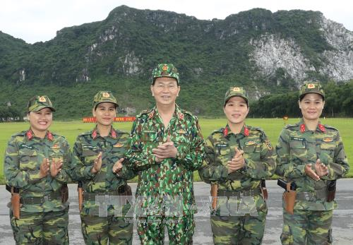 Chủ tịch nước Trần Đại Quang thăm, làm việc với Bộ Quốc phòng tại Trung tâm Huấn luyện Miếu Môn, Hà Nội.