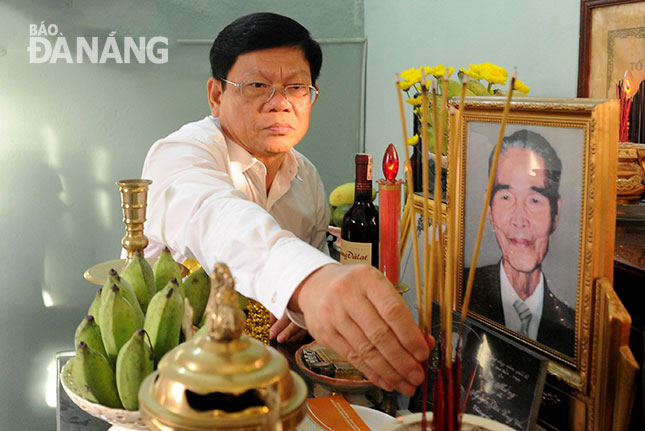 Deputy Secretary Tri offering incense to late former Deputy Secretary Nguyen Van Tan