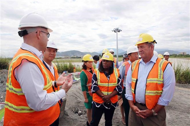 Ted Yoho (R), Chairman of the Subcommittee on Asia and the Pacific under the US House Foreign Affairs Committee, during a field trip to the dioxin treatment site at Da Nang airport (Photo: VNA)