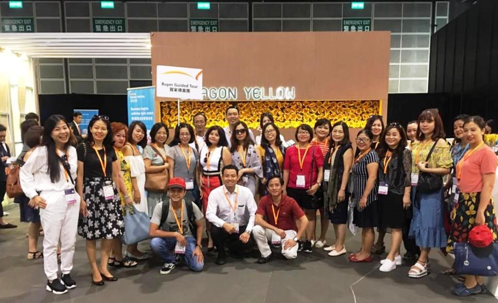 Đoàn Doanh nhân Việt Nam tham dự sự kiện thời trang tại Hồng Kông do Việt Đà tổ chức mới đây. 