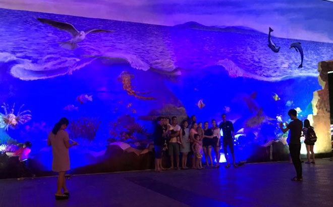 Nghệ thuật tranh tường và tranh 3D v ới chủ đề về biển cả thu hút đông đảo du khách chụp ảnh lưu niệm.  
